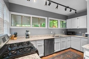 Dining tables - 3-Bed 2.5-Bath Pet Friendly Atlanta Buckhead Home (Atlanta)