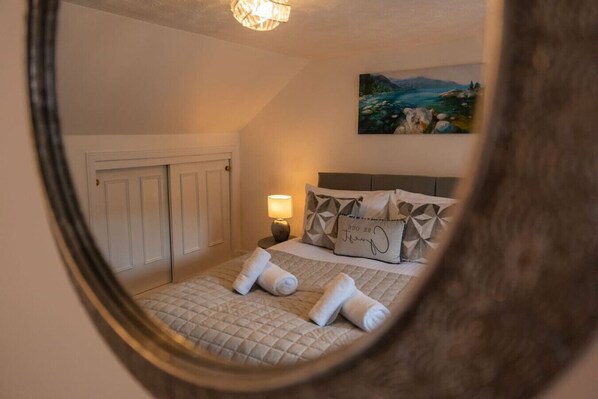 5 bedrooms, desk, iron/ironing board, WiFi