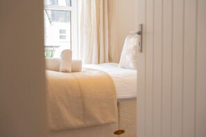 5 bedrooms, desk, iron/ironing board, WiFi