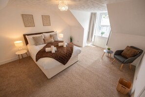 5 bedrooms, desk, iron/ironing board, WiFi