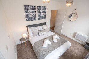 5 bedrooms, desk, iron/ironing board, WiFi