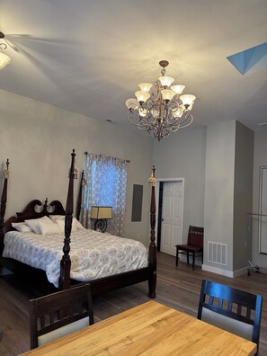 2 bedrooms, wheelchair access - Secluded Comfort in Southwest Colorado Springs (Colorado Springs)