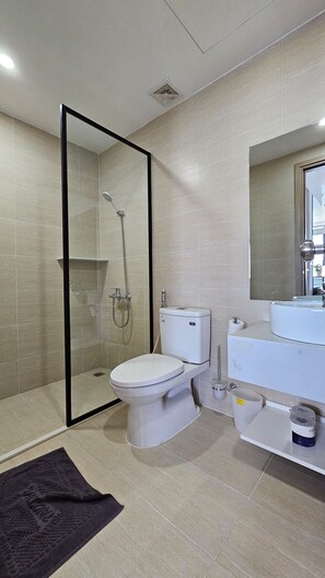 Hair dryer, bidet, towels, soap - Beautiful and luxurious home with mountain view, full kitchen and strong WiFi.  (Hue)