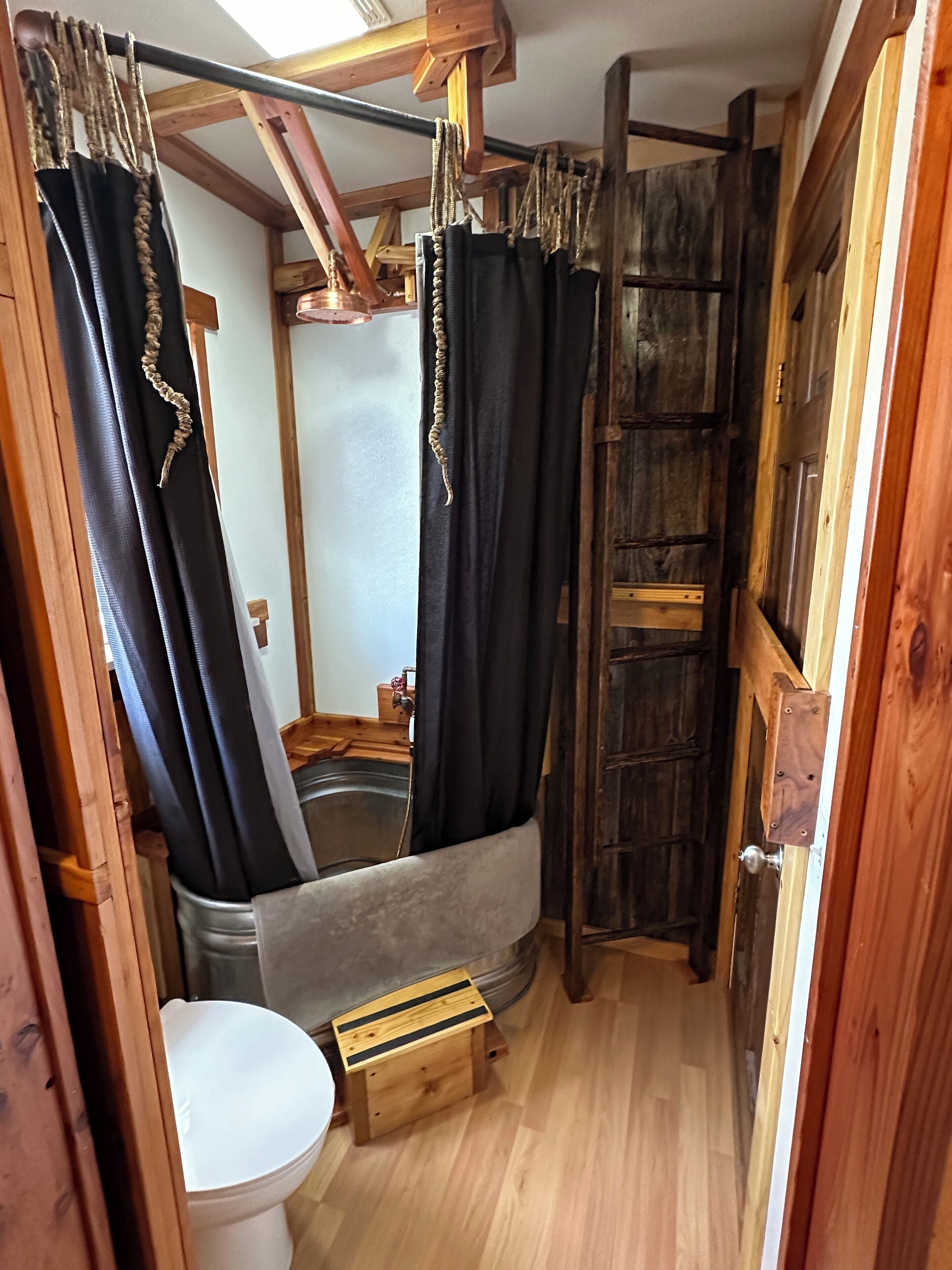 Dusj, håndklær, såpe og toalettpapir