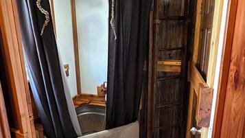 Dusj, håndklær, såpe og toalettpapir