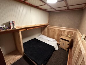 1 bedroom, free WiFi, bed sheets - Bungalow cabin along the Yellowstone River in Eastern Montana.  (Rosebud)