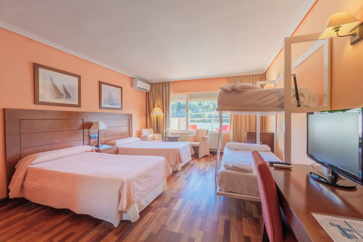 Habitación cuádruple estándar, vistas parciales al lago | Wifi gratis