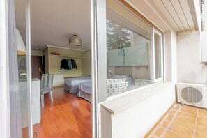 Standard-Dreibettzimmer, eingeschränkter Seeblick | Terrasse/Patio