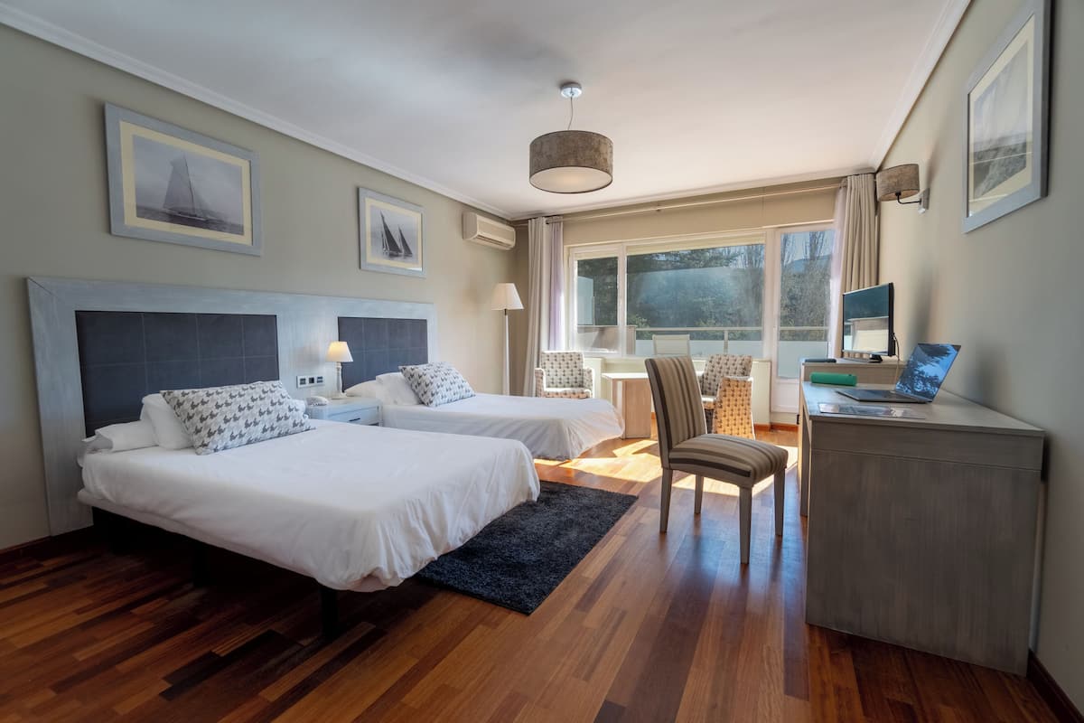 Chambre Standard avec lits jumeaux, vue partielle sur le lac