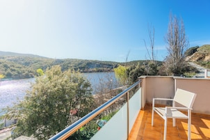 Standard Twin Room, Partial Lake View | Terrace/patio
