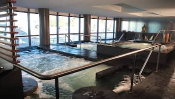 Sauna, tina de hidromasaje, baño de vapor y tratamientos faciales
