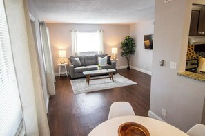 TV - Spacious 2-Bedroom Apt near Beaches, Dining & Shops (Oakland Park)