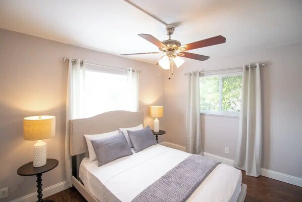 2 bedrooms, WiFi - Spacious 2-Bedroom Apt near Beaches, Dining & Shops (Oakland Park)