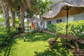Outdoor dining - Spacious 2-Bedroom Apt near Beaches, Dining & Shops (Oakland Park)