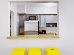 Køleskab, mikrobølgeovn, ovn, kaffe-/temaskine