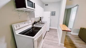 Fridge, microwave, oven, coffee/tea maker