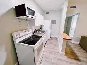 Fridge, microwave, oven, coffee/tea maker - Coastal Charm - 1 Bedroom Apt - Steps from Dining, Shopping & Beaches (Fort Lauderdale)
