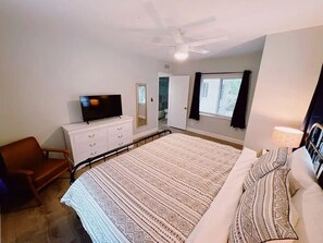 2 عدّة غرف نوم ومكواة/لوح كي وملاءات أسرّة