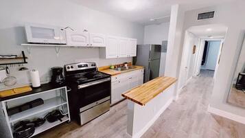 Coffee/tea maker, fridge, microwave, oven