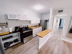 ثلاجة، ميكروويف، فرن، ماكينة لصنع القهوة/الشاي