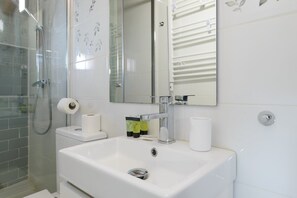 Dusche, Haartrockner, Handtücher, Seife