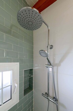 Shower, hair dryer, towels, soap - GuestReady - Homely stay in Malasaña (Madrid)