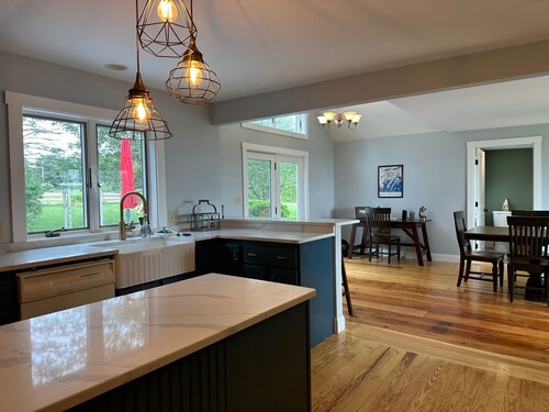 Charming, Newly Renovated Harpswell Coastal Farmhouse- 4 comfortable Bedrooms, 2.5 Bath.  Ocean v...