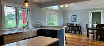 Charming, Newly Renovated Harpswell Coastal Farmhouse- 4 comfortable Bedrooms, 2.5 Bath.  Ocean v...