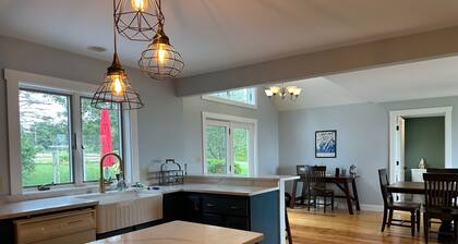 Charming, Newly Renovated Harpswell Coastal Farmhouse- 4 comfortable Bedrooms, 2.5 Bath. Ocean v...