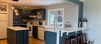 Charming, Newly Renovated Harpswell Coastal Farmhouse- 4 comfortable Bedrooms, 2.5 Bath.  Ocean v...