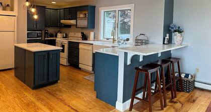 Charming, Newly Renovated Harpswell Coastal Farmhouse- 4 comfortable Bedrooms, 2.5 Bath. Ocean v...