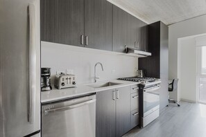 Fridge, microwave, oven, stovetop - Great Old Town 1BR Gym, W/D, Lounge & A/C, by Blueground (Chicago)