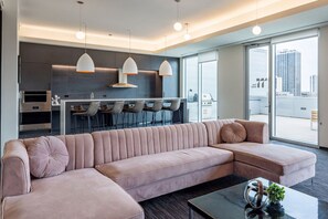 TV, stereo - Great Old Town 1BR Gym, W/D, Lounge & A/C, by Blueground (Chicago)