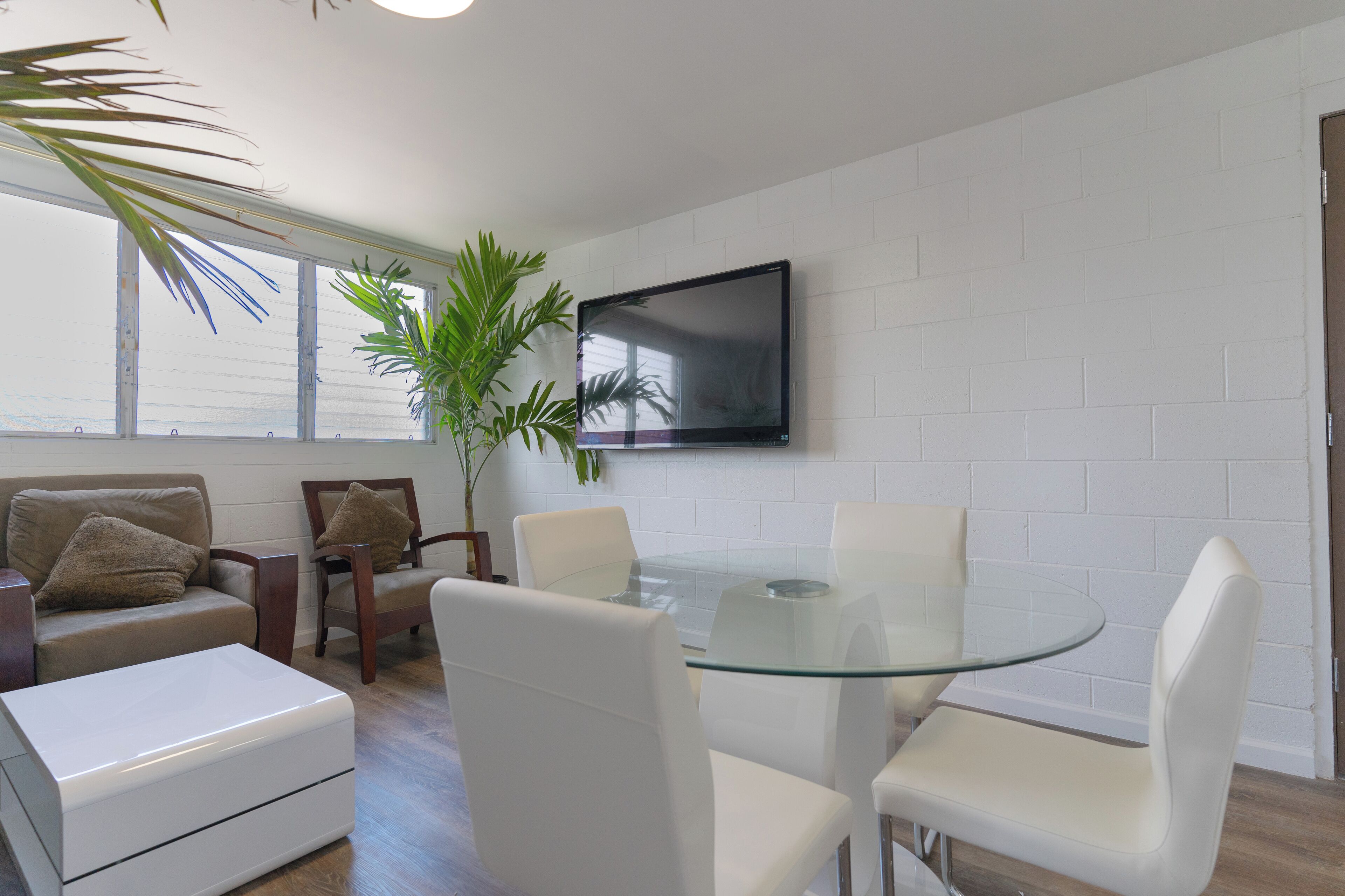 Cozy 2-bedroom apartment in charming Honolulu with WiFi, AC and parking