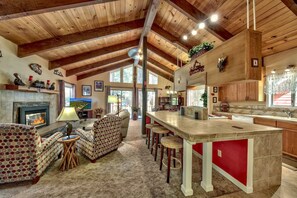 Interior - Cozy Log Cabin near Trails, Lake Tahoe & Ski Resorts - Pet friendly (South Lake Tahoe)