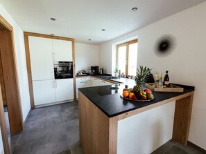 Geladeira, fogão, cooktop, lava-louças