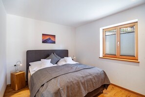 3 bedrooms, free WiFi, bed sheets - Chalet 'Falkenstein' with Mountain View, Private Terrace and Wi-Fi (Garmisch-Partenkirchen)