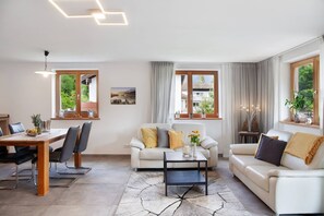 TV - Chalet 'Falkenstein' with Mountain View, Private Terrace and Wi-Fi (Garmisch-Partenkirchen)