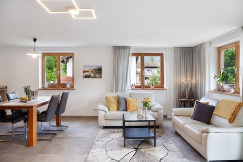 Chalet 'Falkenstein' mit Bergblick, privater Terrasse und Wi-Fi