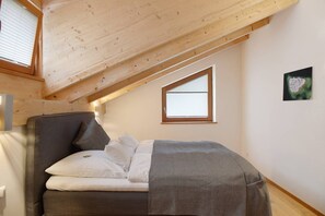 3 bedrooms, free WiFi, bed sheets - Chalet 'Falkenstein' with Mountain View, Private Terrace and Wi-Fi (Garmisch-Partenkirchen)