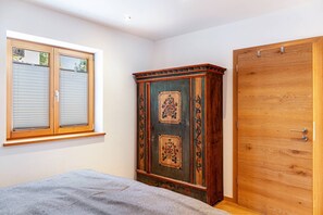 3 bedrooms, free WiFi, bed sheets - Chalet 'Falkenstein' with Mountain View, Private Terrace and Wi-Fi (Garmisch-Partenkirchen)