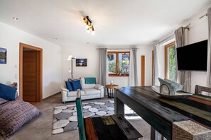 TV - Chalet 'Falkenstein' with Mountain View, Private Terrace and Wi-Fi (Garmisch-Partenkirchen)