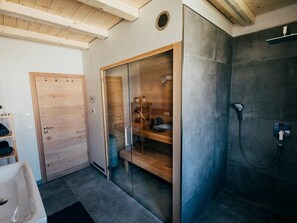 Spa - Chalet 'Falkenstein' with Mountain View, Private Terrace and Wi-Fi (Garmisch-Partenkirchen)