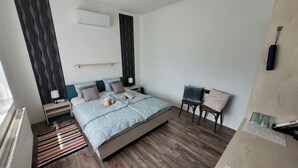 Unclassified image, 4 of 9, button - Sleeps 18 - Lakeview - House - Vonyarcvashegy (Vonyarcvashegy)