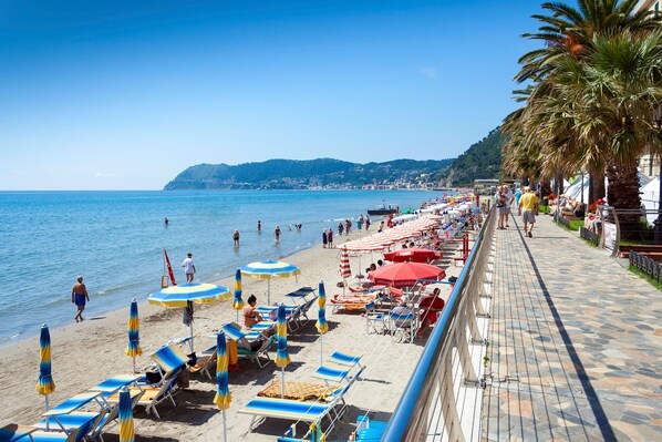 On the beach - Villa Luce del Sol Lux with Pool - L, Alassio, Italy (Alassio)