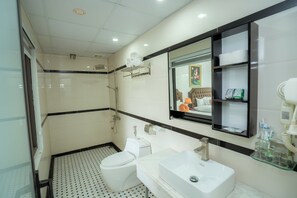 SuĂte estĂșdio jĂșnior, vista para a cidade | Banheiro | Chuveiro, secador de cabelo, chinelos, toalhas de banho