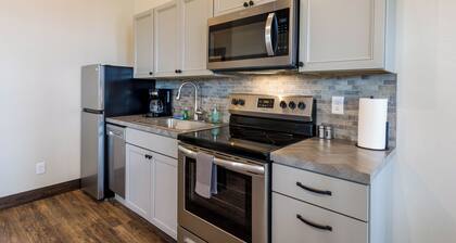 Logan Pass at Elk Ridge Village cabin 401B with views of Flathead Lake & ⛰️ views