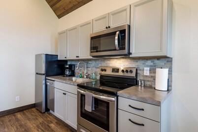 Logan Pass at Elk Ridge Village cabin 401B with views of Flathead Lake & ⛰️ views