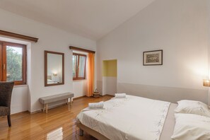 2 slaapkamers, een strijkplank/strijkijzer, gratis wifi, beddengoed