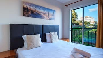2 bedrooms, iron/ironing board, internet, bed sheets